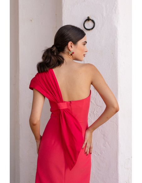 Robe d'invité midi rose foncé avec encolure asymétrique