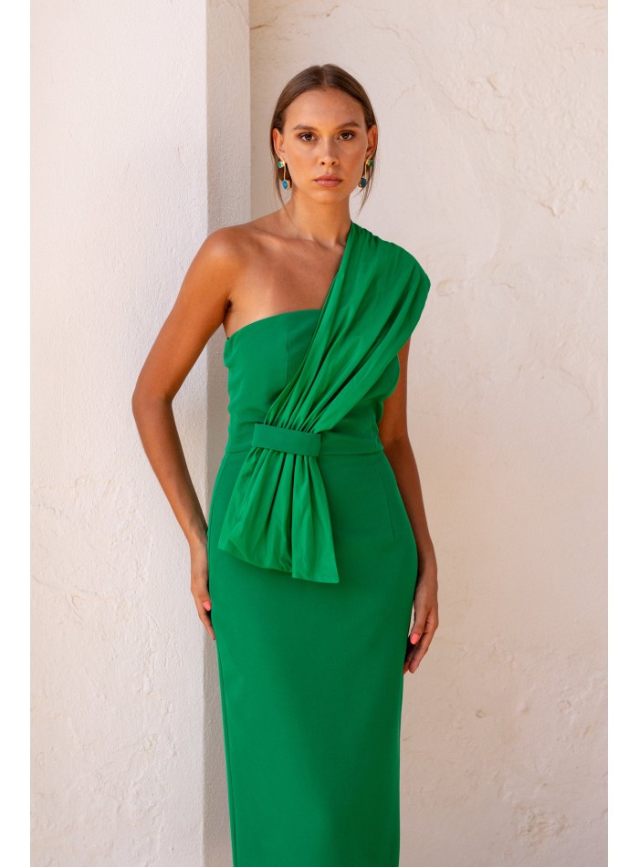 Vestido midi de invitada verde con escote plisado asimétrico para bodas de dia