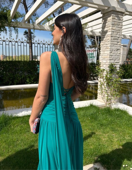 Vestido de invitada boda largo con cuerpo drapeado y manga capa