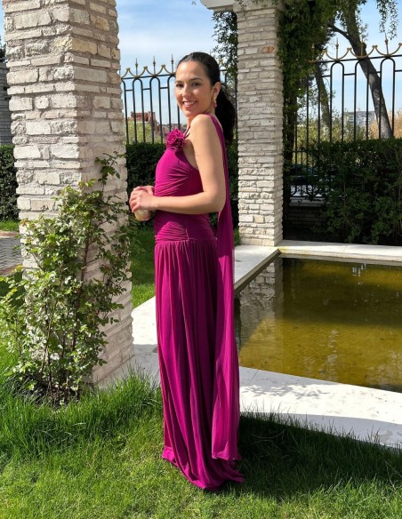 Vestido de invitada boda largo con cuerpo drapeado y manga capa