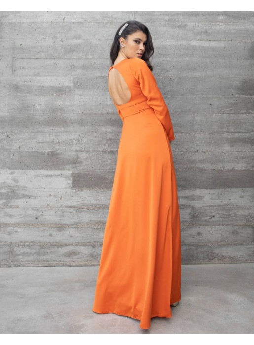 Long party dress with an orange open back for guests