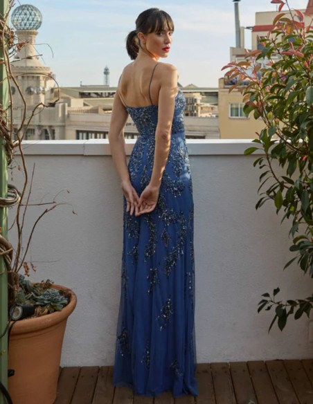 Vestido largo de fiesta con tirantes y pedrería para invitadas