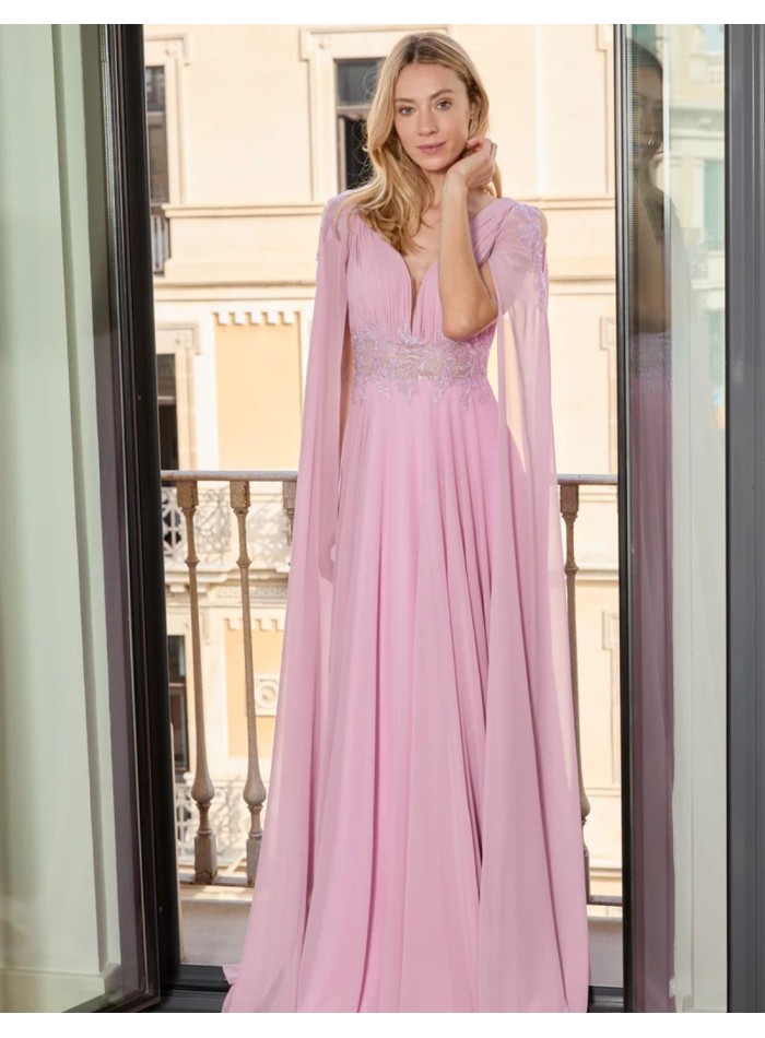 Vestido de fiesta largo lavanda con mangas capa y bordados para invitadas