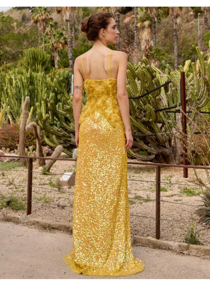 Vestido largo de fiesta amarillo con flores de tul y lentejuelas para invitada de boda