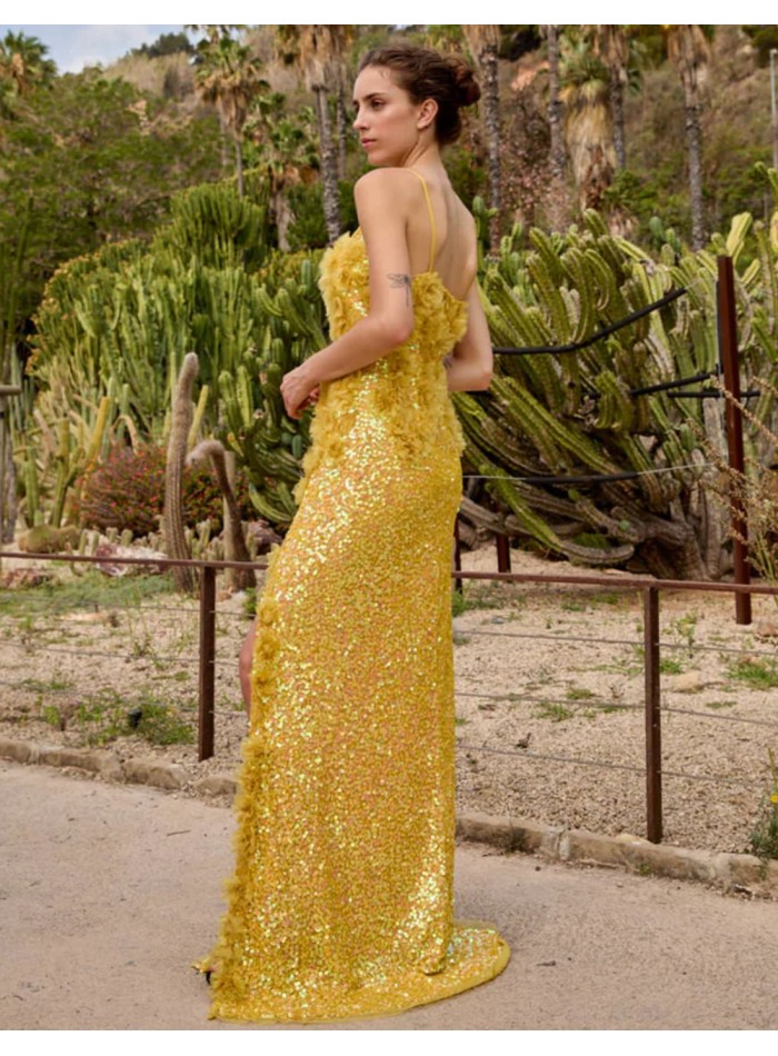 Vestido largo de fiesta amarillo con flores de tul y lentejuelas para invitadas