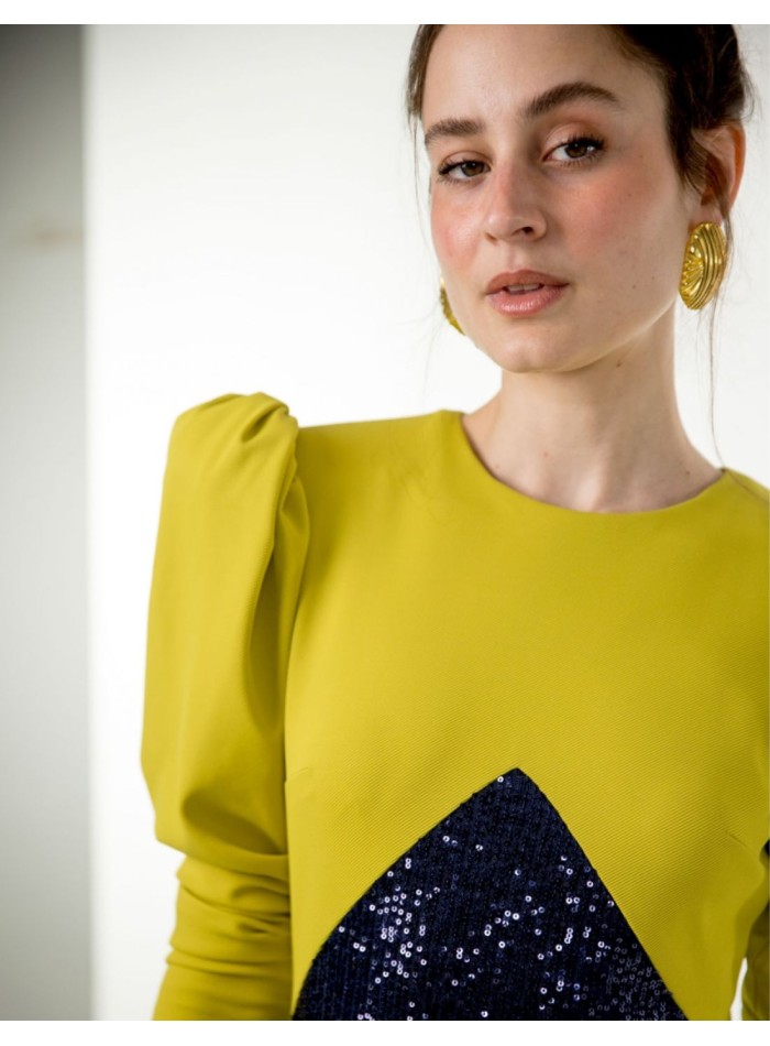 Vestido midi con lentejuelas azul marino y manga abullonada para invitadas