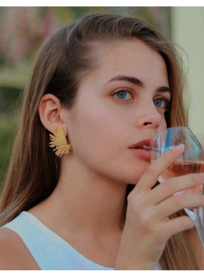 Pendientes dorados con lineas irregulares doradas para eventos