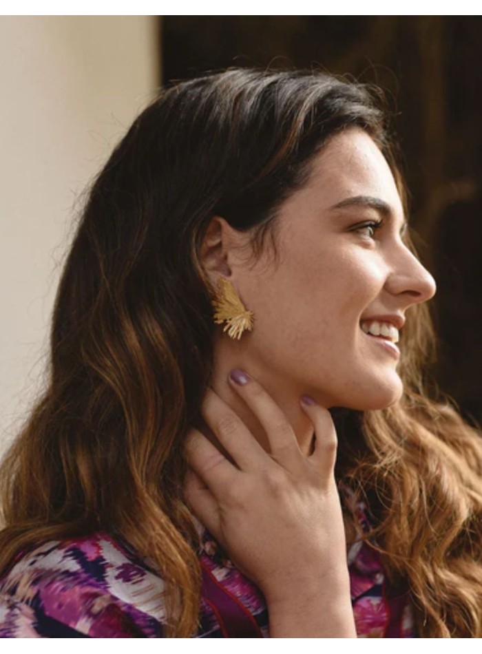 Golden earrings with irregular golden lines