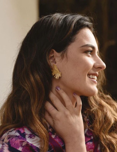 Pendientes dorados con lineas irregulares doradas para bodas