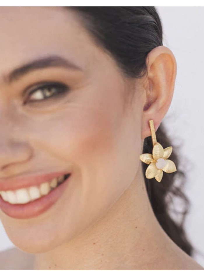 Pendientes de fiesta dorados florales con piedra lunar para invitada