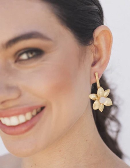 Pendientes de fiesta dorados florales con piedra lunar para invitada Pendientes de fiesta dorados florales con piedra lunar para invitada
