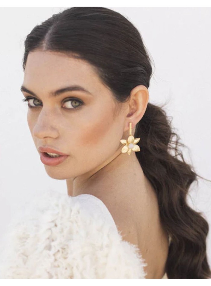 Pendientes de fiesta dorados florales con piedra lunar para bodas