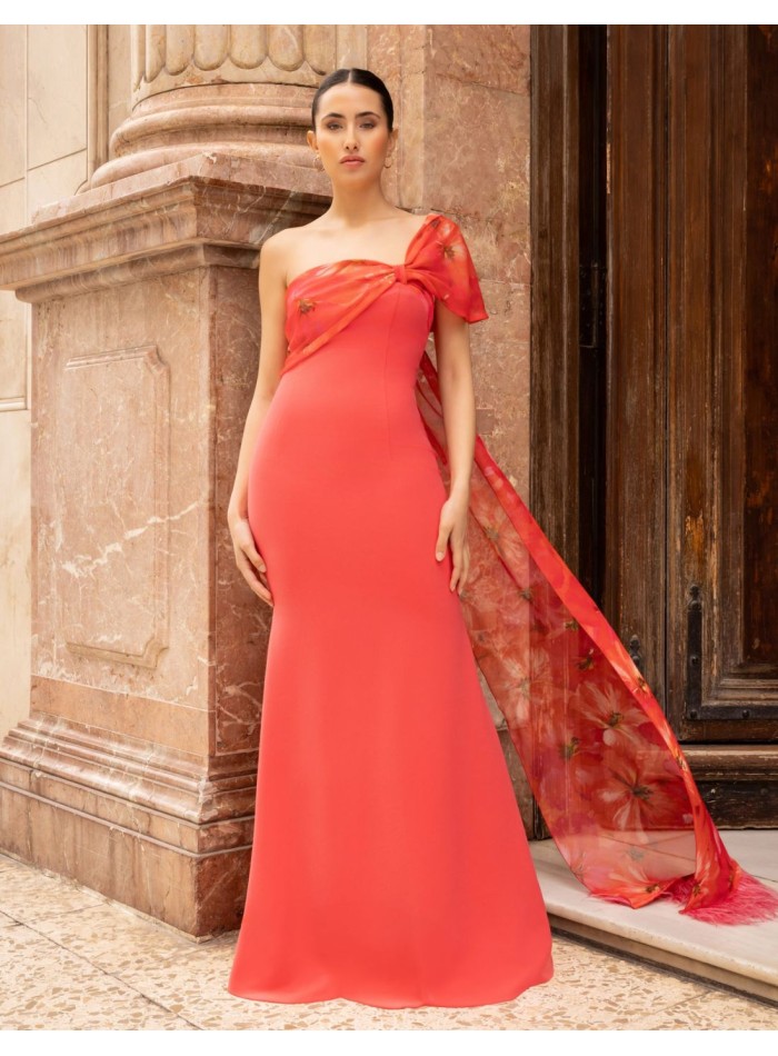 Vestido largo con escote asimétrico y caída de gasa con pluma rojo