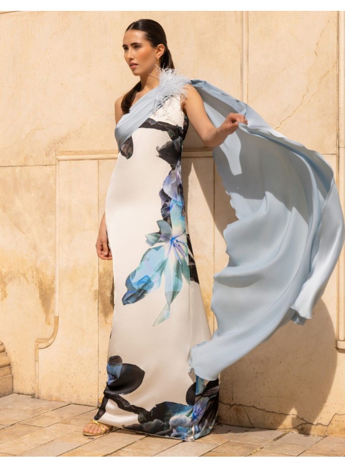 Vestido de invitada largo con escote asimétrico y caída de gasa