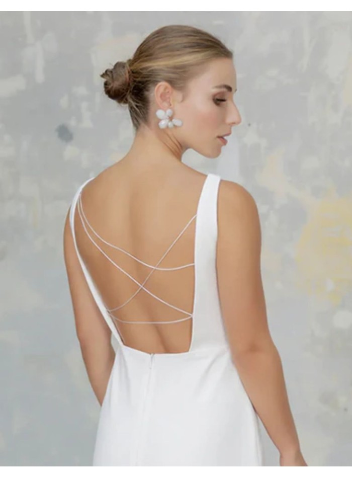 Flower-shaped earrings with white natural stones