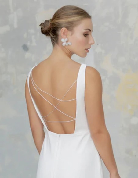 Flower-shaped earrings with white natural stones