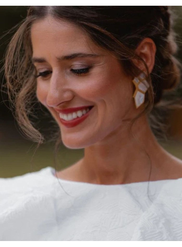 Boucles d'oreilles géométriques en or avec pierres plates en blanc - Invitada Perfecta