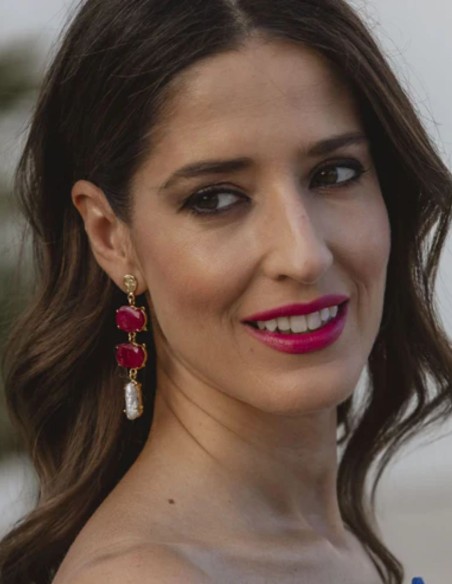 Longues boucles d'oreilles avec rubis naturel et pierres blanches