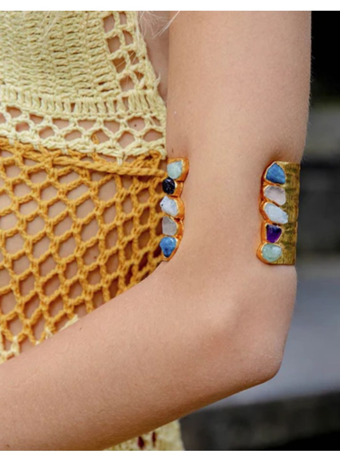 Brazalete de fiesta dorado con piedras naturales para invitadas