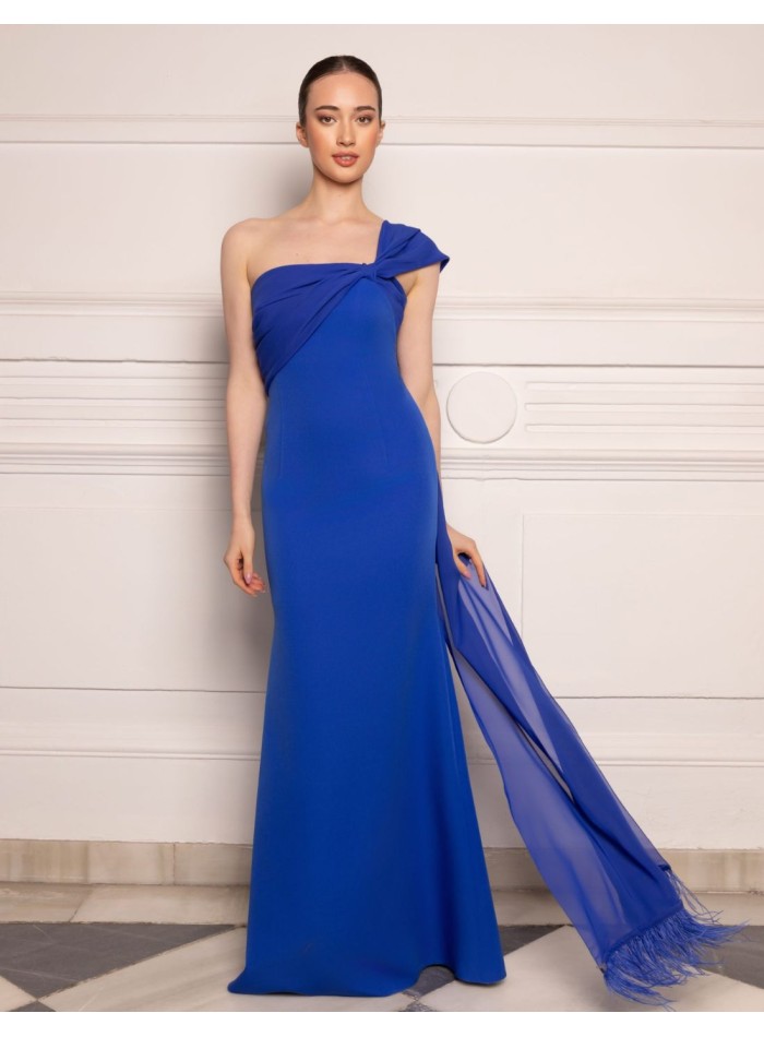 Vestido largo para evento con escote asimétrico y caída de gasa