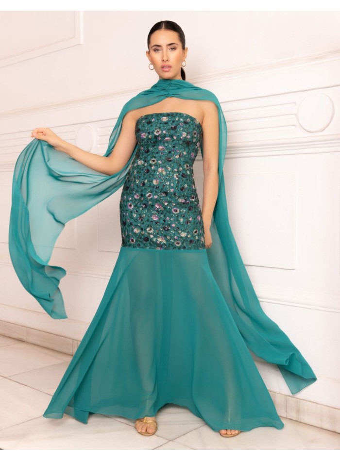 Vestido de invitada largo con escote palabra de honor y detalles bordados