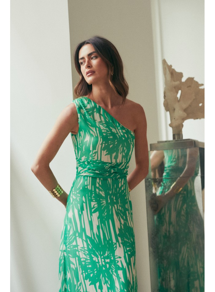 Vestido de invitada largo de gasa con drapeado en hombro y cintura verde