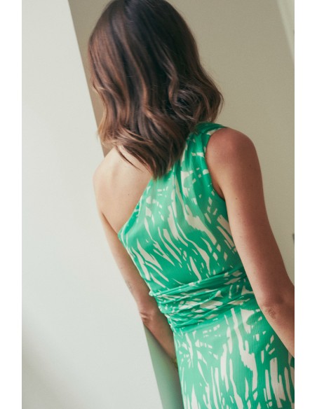 Vestido de invitada largo de gasa con drapeado en hombro y cintura