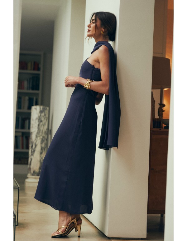 Robe d'invité midi en mousseline avec encolure asymétrique 2