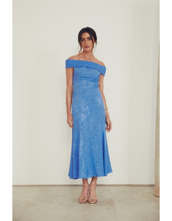 Vestido midi para invitada con escote bardot y tejido yacare