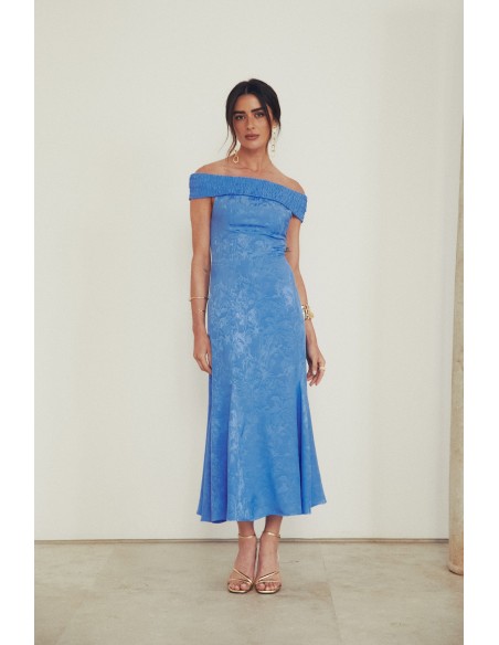 Vestido midi para invitada con escote bardot y tejido yacare Vestido midi para invitada con escote bardot y tejido yacare