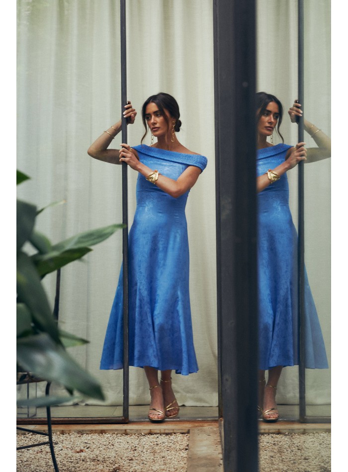 Vestido midi para invitada con escote bardot y tejido yacare azul