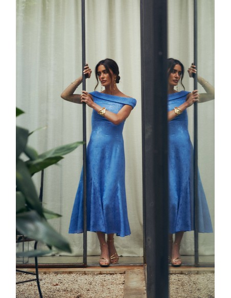Vestido midi para invitada con escote bardot y tejido yacare azul Vestido midi para invitada con escote bardot y tejido yacare azul