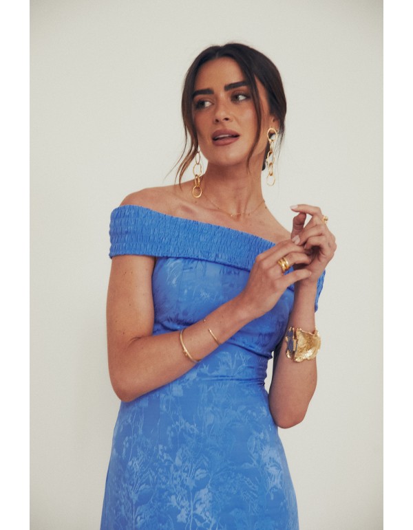 Vestido midi para invitada con escote bardot y tejido yacare 2