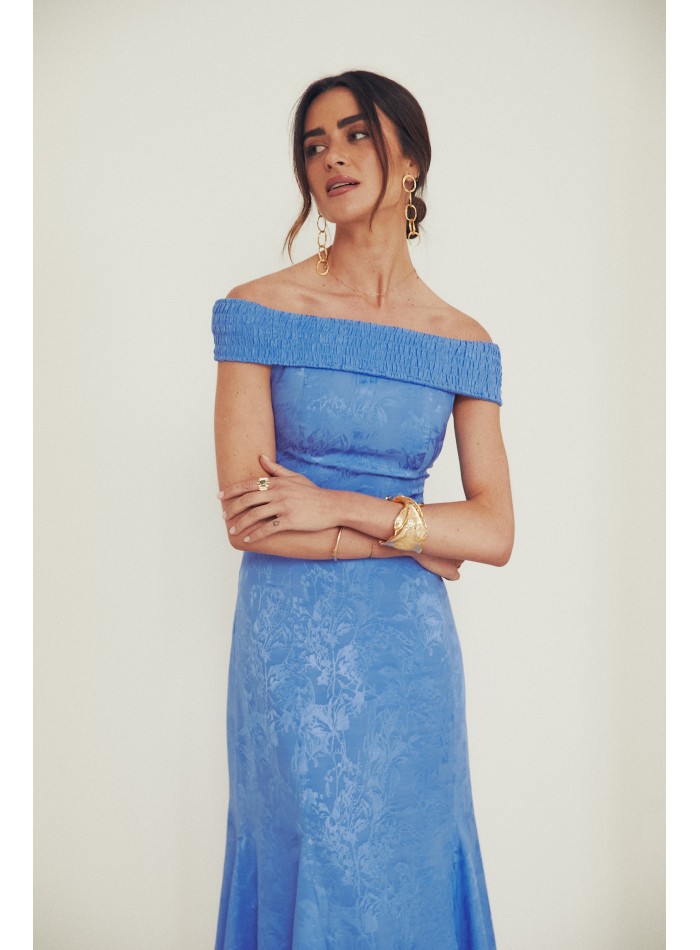 Vestido midi para invitada con escote bardot y...