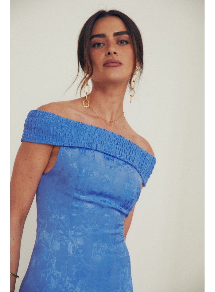 Vestido midi para invitada con escote bardot y...