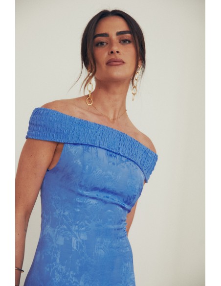 Vestido midi para invitada con escote bardot y tejido yacare