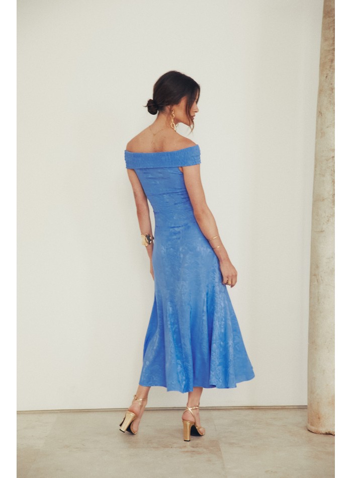Vestido midi para invitada con escote bardot y tejido yacare para boda