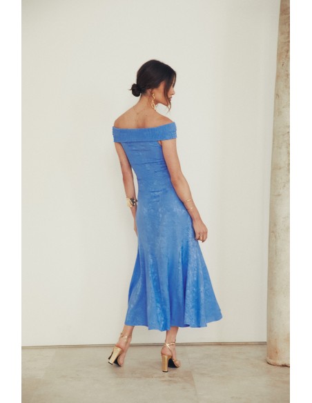 Vestido midi para invitada con escote bardot y tejido yacare para boda Vestido midi para invitada con escote bardot y tejido yacare para boda