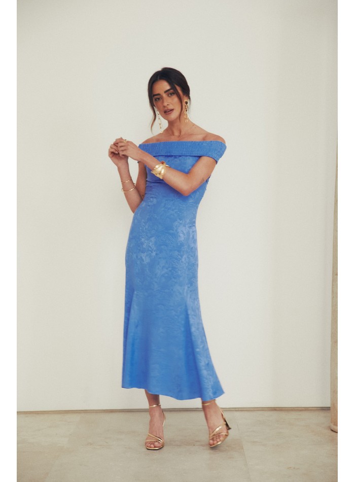 Vestido midi para invitada con escote bardot y...