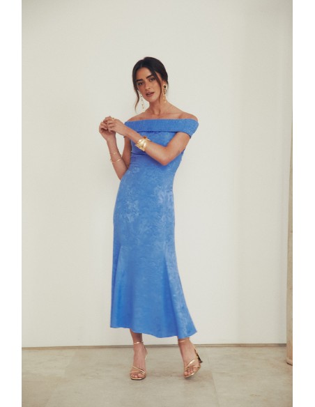 Vestido midi para invitada con escote bardot y tejido yacare