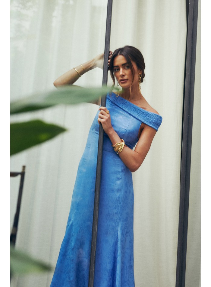 Vestido midi para invitada con escote bardot y...