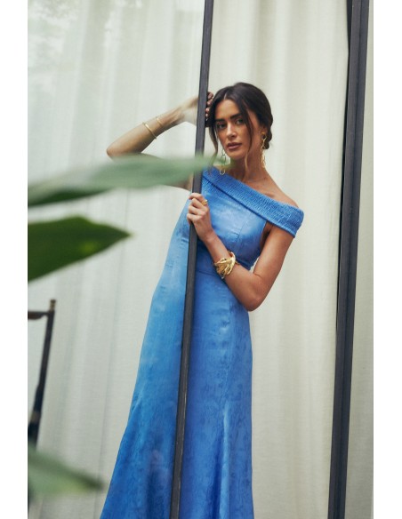 Vestido midi para invitada con escote bardot y tejido yacare