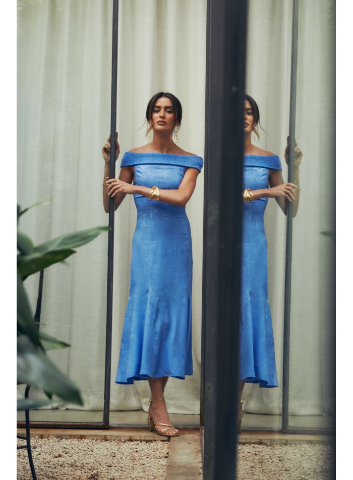Vestido midi para invitada con escote bardot y...