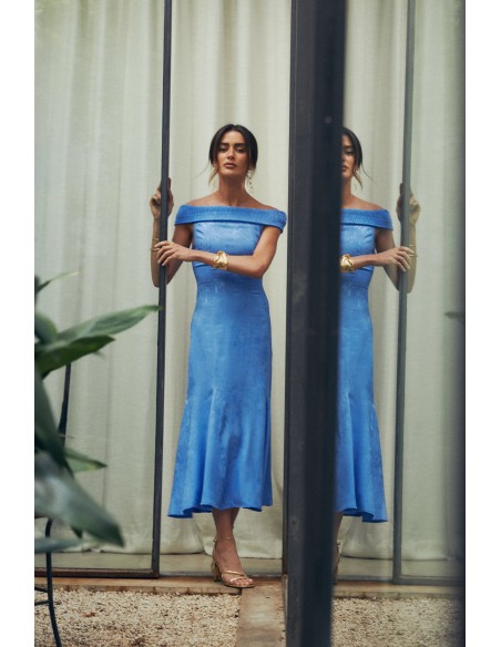 Vestido midi para invitada con escote bardot y tejido yacare