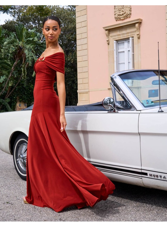 Vestido largo de invitada con escote asimétrico...