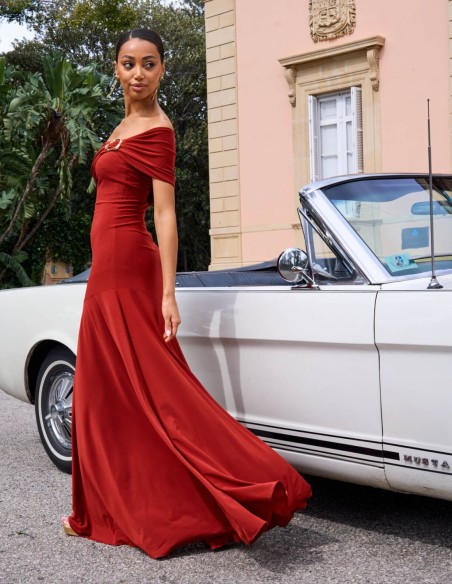 Vestido largo de invitada con escote asimétrico para boda de tarde