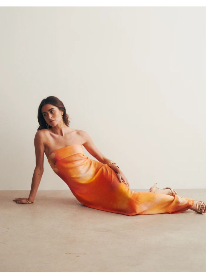 Vestido largo palabra de honor naranja tornasolado para invitadas