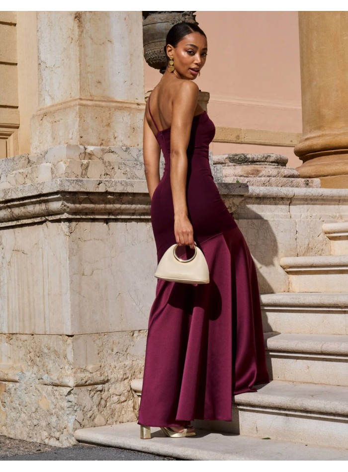 Vestido largo de invitada entallado con tirante fino color granate