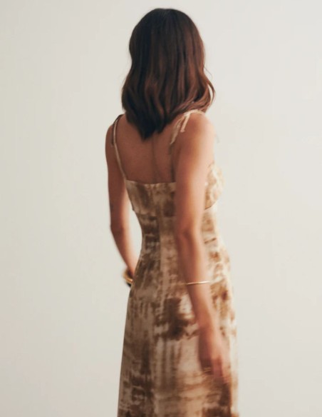 Vestido palabra de honor en tonos tierra estampado para invitada de boda Vestido palabra de honor en tonos tierra estampado para invitada de boda