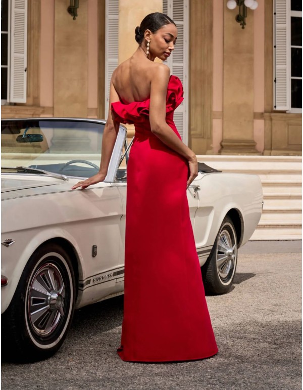 Vestido largo para evento con escote palabra de honor y volantes 2